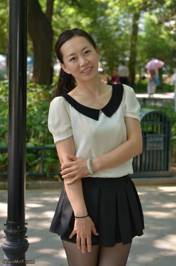 【小小嫂子摄影】公园里拍黑丝嫂子可惜不怎么露腿[第3张/共8张]