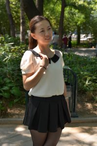 【小小嫂子摄影】公园里拍黑丝嫂子可惜不怎么露腿