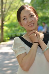 【小小嫂子摄影】公园里拍黑丝嫂子可惜不怎么露腿