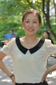 【小小嫂子摄影】公园里拍黑丝嫂子可惜不怎么露腿