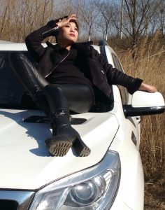 哈弗车主老婆的长靴子美腿