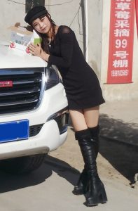 哈弗车主老婆的长靴子美腿