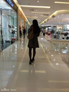 跟着细高跟长腿人妻逛商场