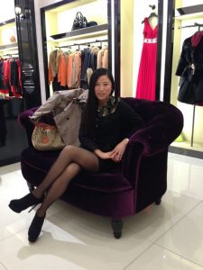 跟着细高跟长腿人妻逛商场