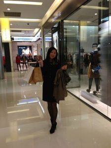 跟着细高跟长腿人妻逛商场