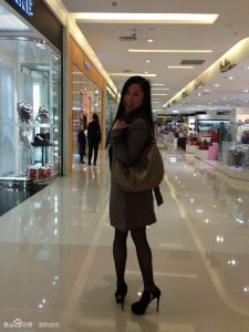 跟着细高跟长腿人妻逛商场