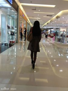 跟着细高跟长腿人妻逛商场