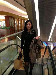 跟着细高跟长腿人妻逛商场