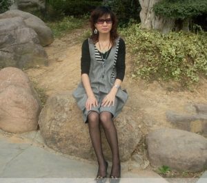 雨阿姨墨镜黑丝细腿