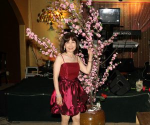 旅居国外的成熟大姐生活照多姿多彩