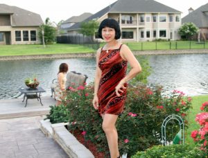 旅居国外的成熟大姐生活照多姿多彩