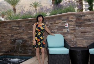 旅居国外的成熟大姐生活照多姿多彩