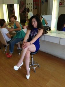 在影楼工作的表姐喜欢秀长腿