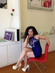 在影楼工作的表姐喜欢秀长腿