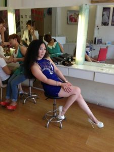 在影楼工作的表姐喜欢秀长腿