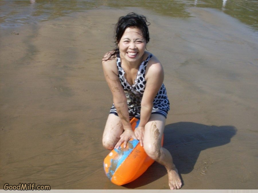 雨阿姨海边泳衣白腿诱惑[第1张/共25张]