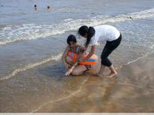 雨阿姨海边泳衣白腿诱惑
