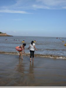 雨阿姨海边泳衣白腿诱惑