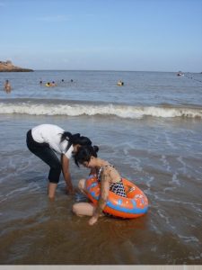 雨阿姨海边泳衣白腿诱惑