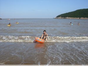 雨阿姨海边泳衣白腿诱惑