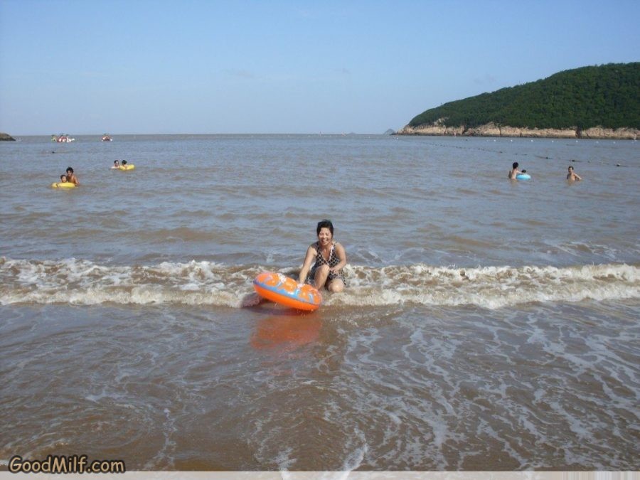 雨阿姨海边泳衣白腿诱惑[第14张/共25张]