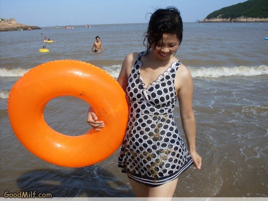 雨阿姨海边泳衣白腿诱惑[第15张/共25张]