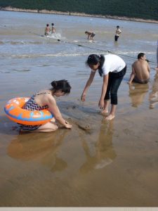 雨阿姨海边泳衣白腿诱惑