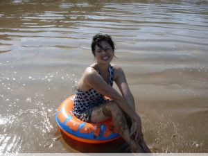 雨阿姨海边泳衣白腿诱惑