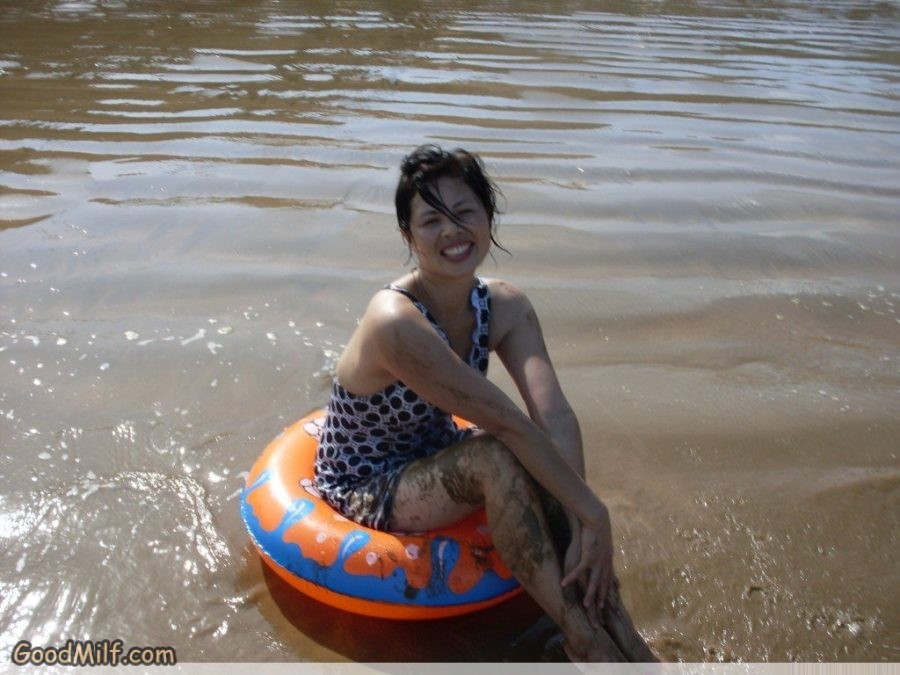 雨阿姨海边泳衣白腿诱惑[第18张/共25张]