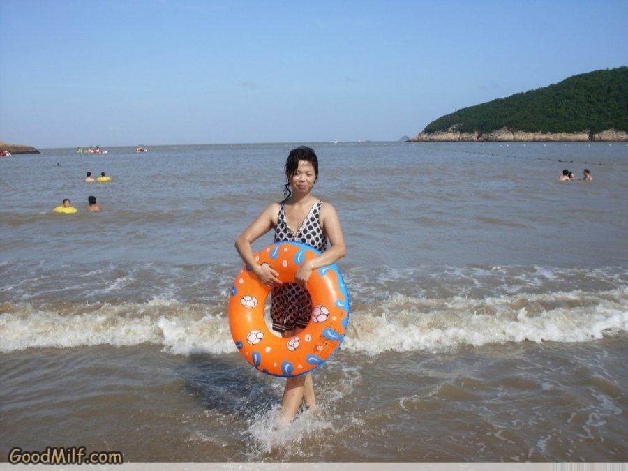 雨阿姨海边泳衣白腿诱惑[第19张/共25张]