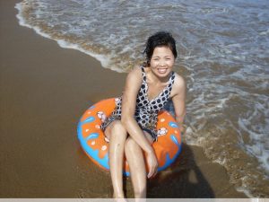 雨阿姨海边泳衣白腿诱惑