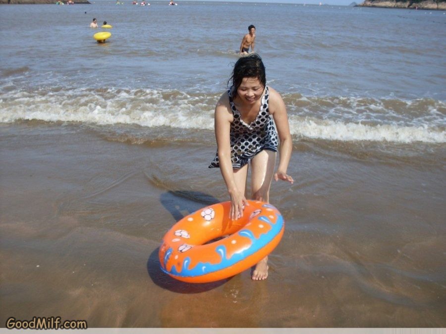 雨阿姨海边泳衣白腿诱惑[第21张/共25张]