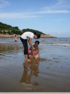 雨阿姨海边泳衣白腿诱惑