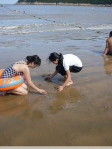 雨阿姨海边泳衣白腿诱惑