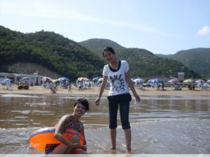 雨阿姨海边泳衣白腿诱惑