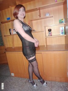 在家里工作的熟女每天变换各种造型