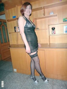 在家里工作的熟女每天变换各种造型