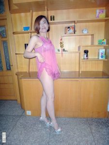 在家里工作的熟女每天变换各种造型