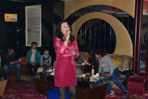 一帆风顺阿姨KTV里黑丝裤袜