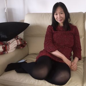 居家嫂子穿厚黑丝靴子坐在沙发里露底了