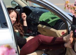 宝宝姐车上脱了鞋晾脚