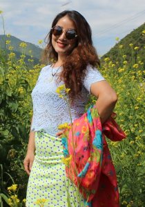 宝宝姐去草原旅行喜欢她的白腿