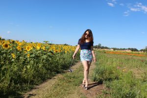 美女宝宝姐穿超短裙秀美腿在花海拍照