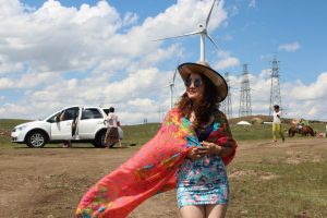 美女宝宝姐穿超短裙秀美腿在花海拍照