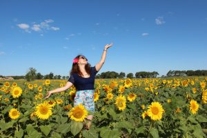 美女宝宝姐穿超短裙秀美腿在花海拍照