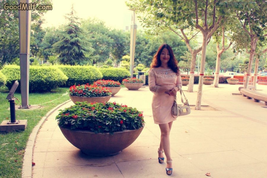 美女宝宝姐短裙高跟美腿[第2张/共5张]