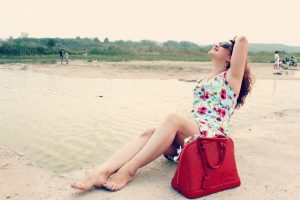 丰满的宝宝姐脱高跟鞋露脚