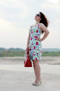 丰满的宝宝姐脱高跟鞋露脚