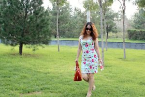 丰满的宝宝姐脱高跟鞋露脚