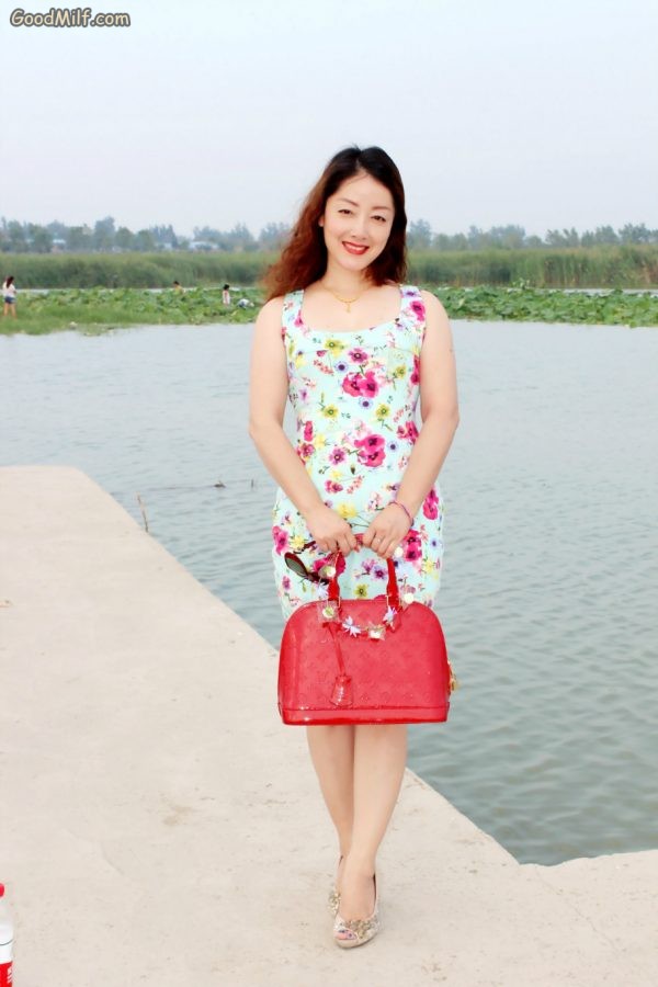 丰满的宝宝姐脱高跟鞋露脚[第5张/共8张]